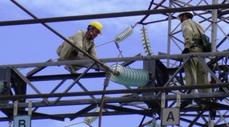 Công nhân công ty Truyền tải điện 2 đang tiến hành sửa chữa lưới điện tại trạm 500 kV Đà Nẵng.